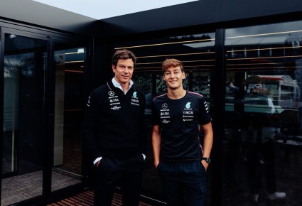 Джордж Рассел подтверждает: Тото Вольф остается в команде как менеджер