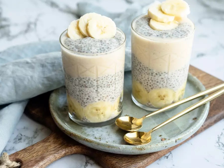 Чиа-пудинг с бананом и грушей