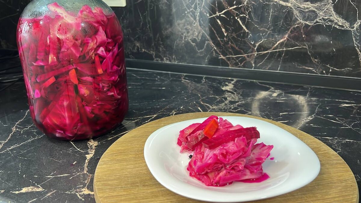 Хрустящая маринованная капуста со свеклой: безупречная закуска для любого стола