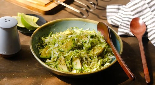 Весенний салат из капусты с авокадо и лаймом: легкость в каждом хрусте