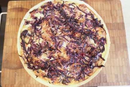 Вкусный пирог с красной капустой, кабачками и яблоками