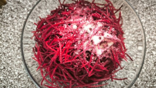 Приготовьте универсальный салат из свеклы на несколько дней