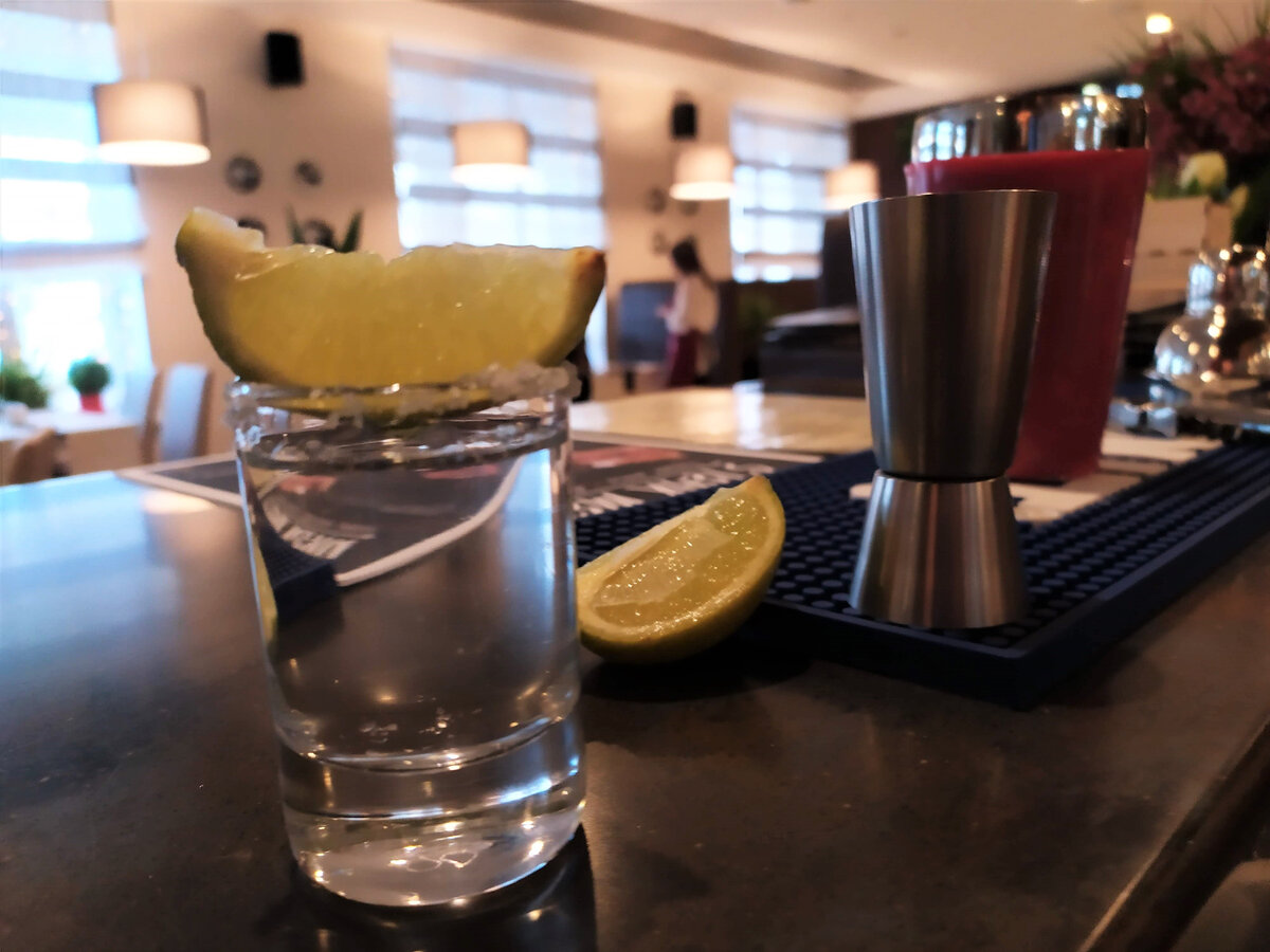 Заработок на грани фола: Как официанты зарабатывают 100 тысяч рублей в месяц