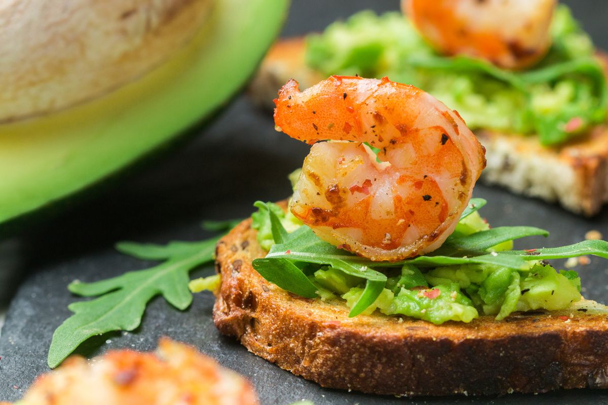 Вкусные и быстрые закуски: удивительные канапе с креветками и авокадо