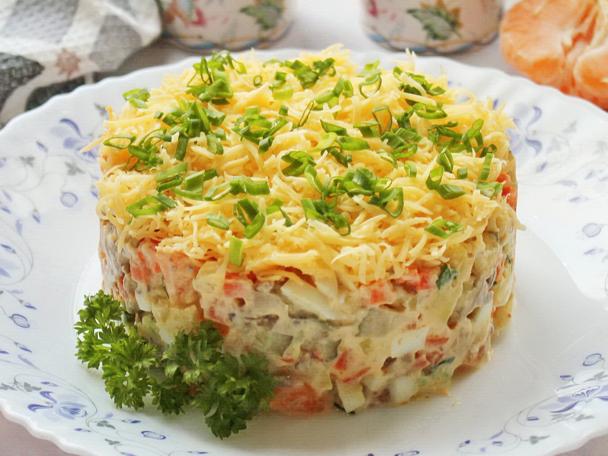 Новый взгляд на новогодний стол: салат с печенью и мандаринами покоряет сердца