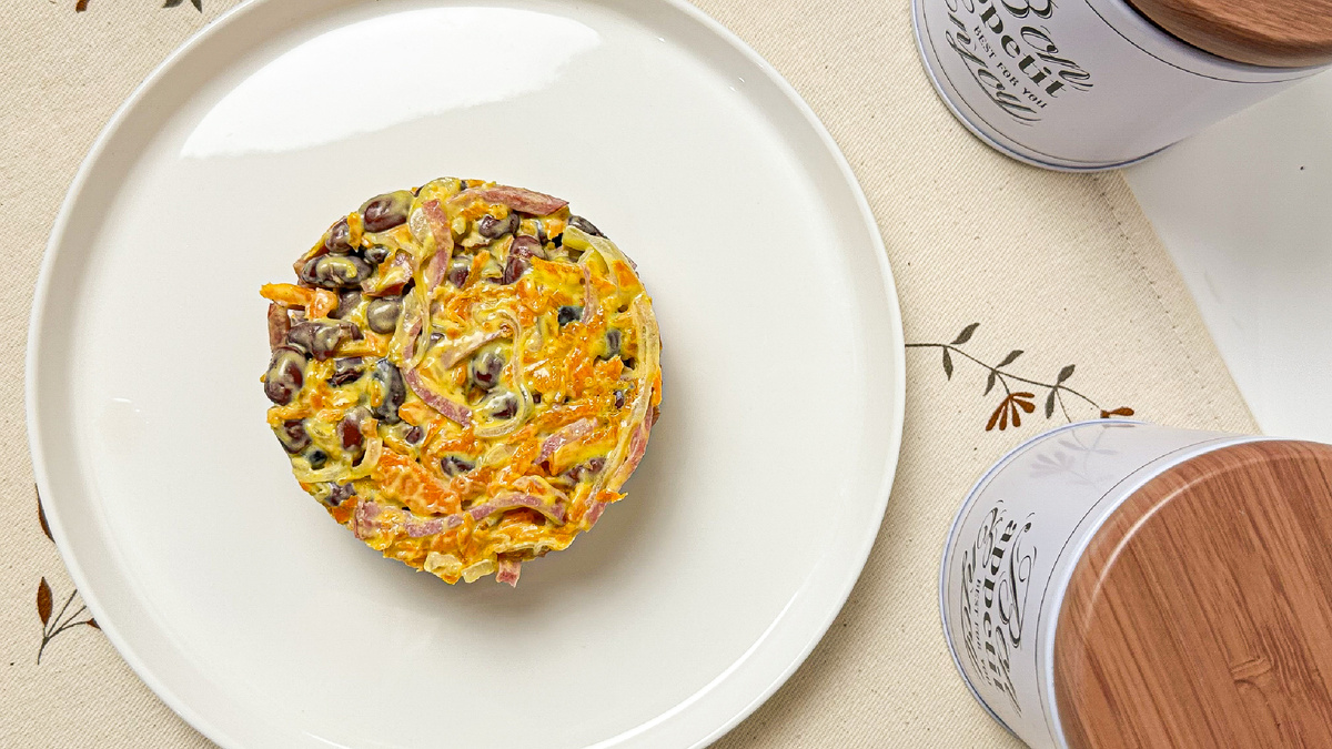 Салат с фасолью и колбасой: быстрое решение для любого стола