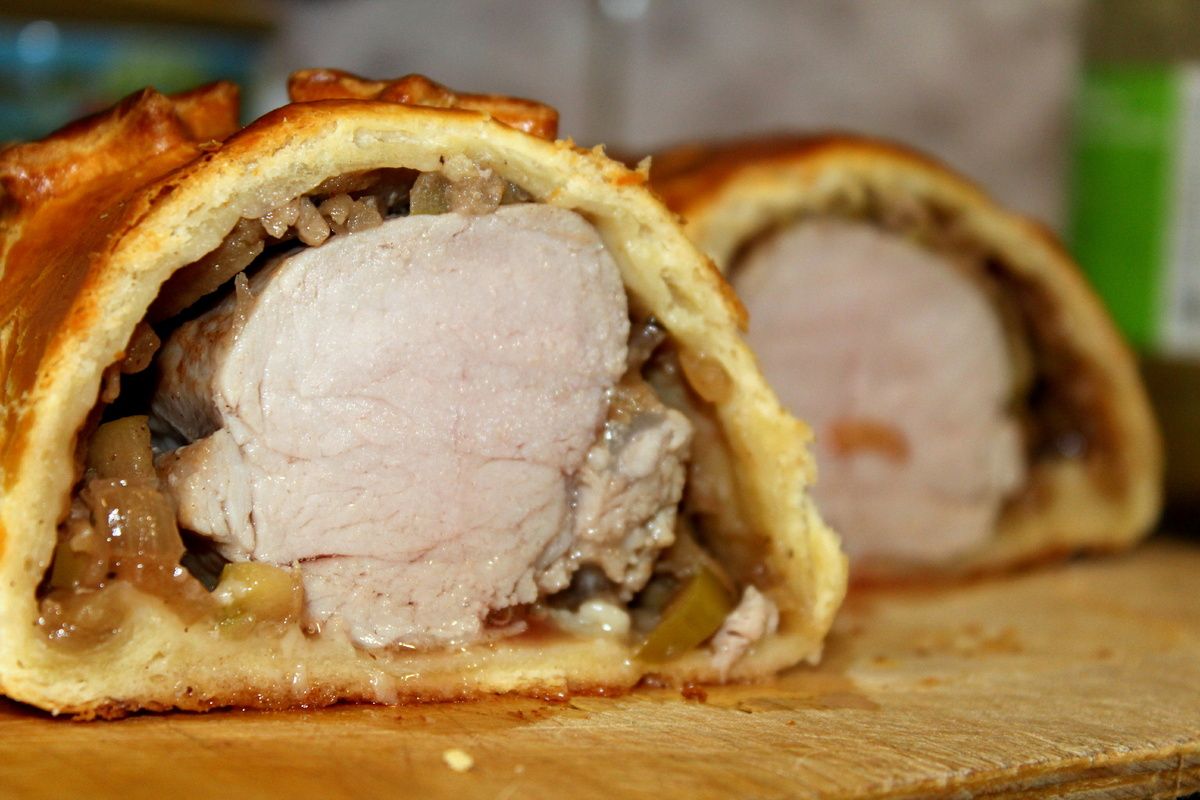 Удивительное сочетание: свинина в слоеном тесте с яблоками