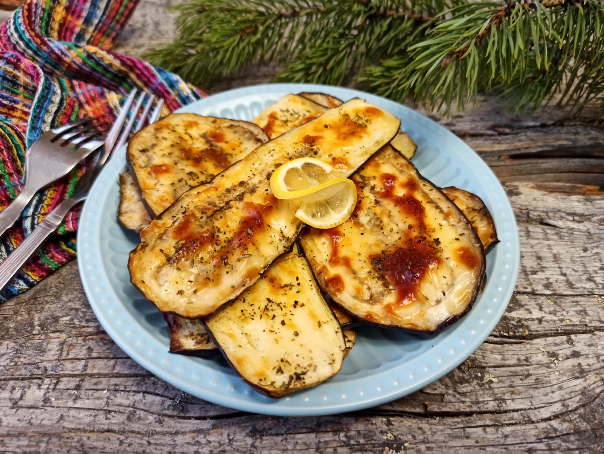 Нежные баклажаны под сырной корочкой: простой и вкусный рецепт