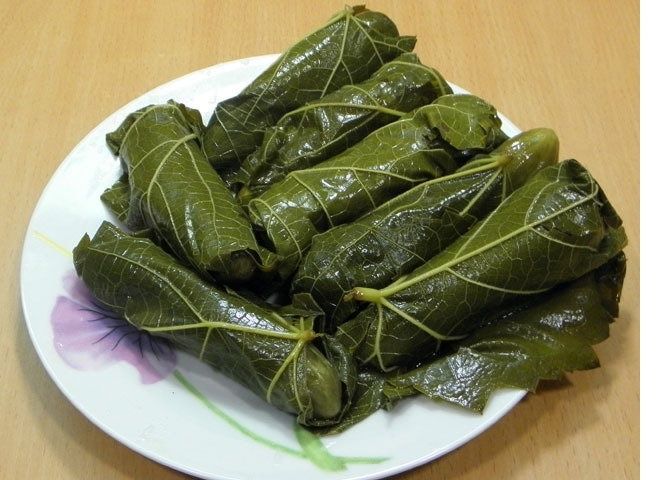 Огурцы в виноградных листьях: неожиданный рецепт для гурманов