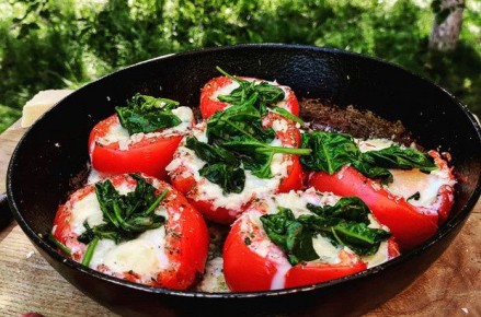 Яркий завтрак: помидоры с яйцом и моцареллой