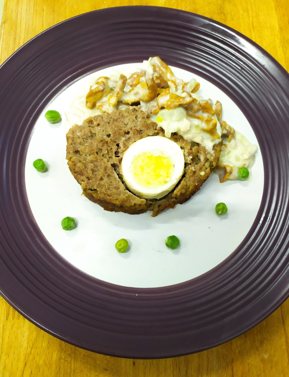 Вкусный мясной рулет с яйцом для главной недели перед постом