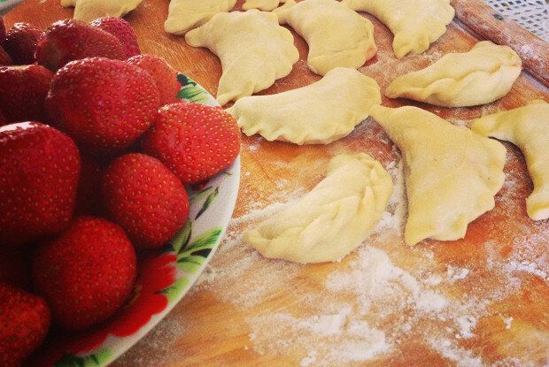 Клубничные вареники: как приготовить летнюю нежность