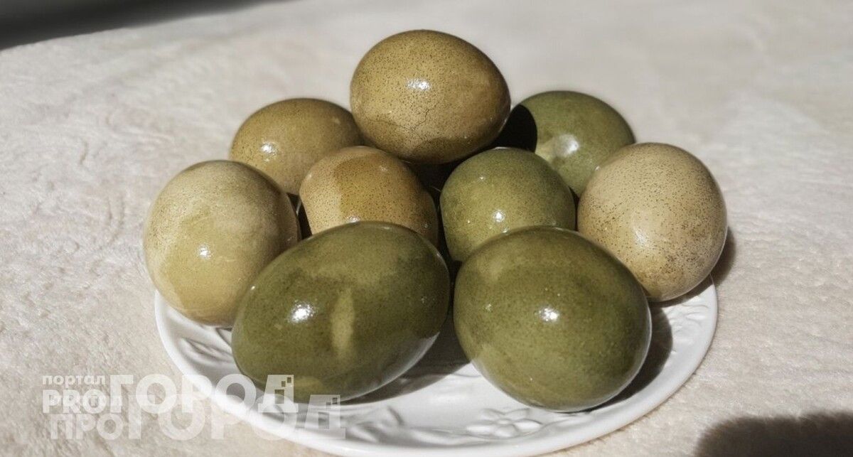 Как покрасить яйца натурально: два удивительных способа с эффектом «фрески» и «оникса»