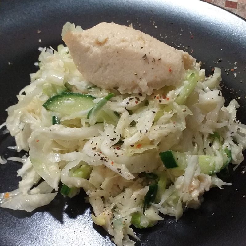 Летний капустный салат с икрой минтая: легкий и быстрый рецепт