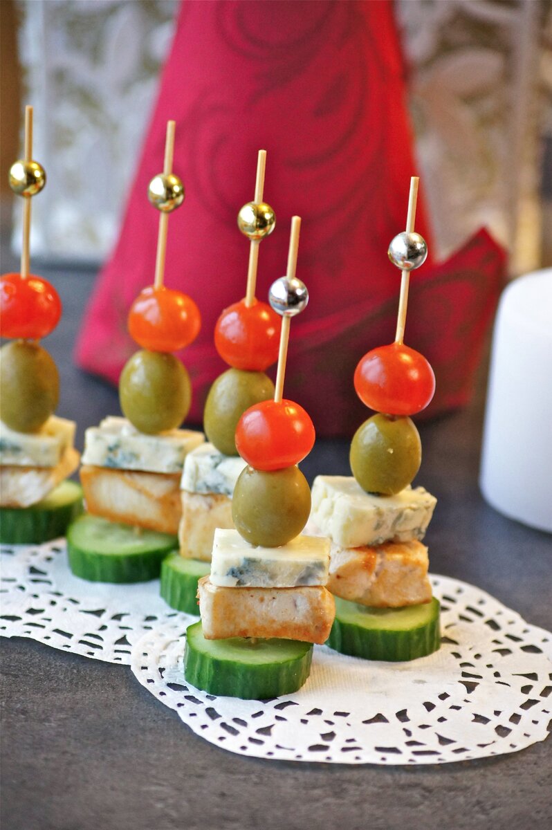 Яркие канапе для новогоднего стола