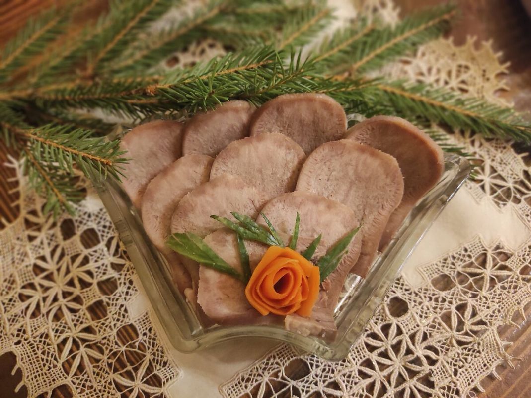 Как идеально приготовить говяжий язык: секреты варки и подачи