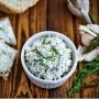 Простой рецептура для заговения: вкусный творог с зеленью и чесноком