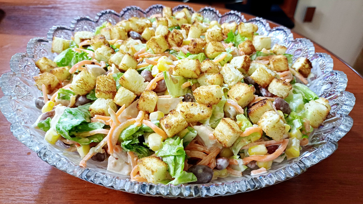 Праздник вкуса: яркий салат с хрустящими сухариками