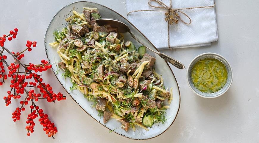 Праздничный салат с языком и каперсами: как удивить гостей