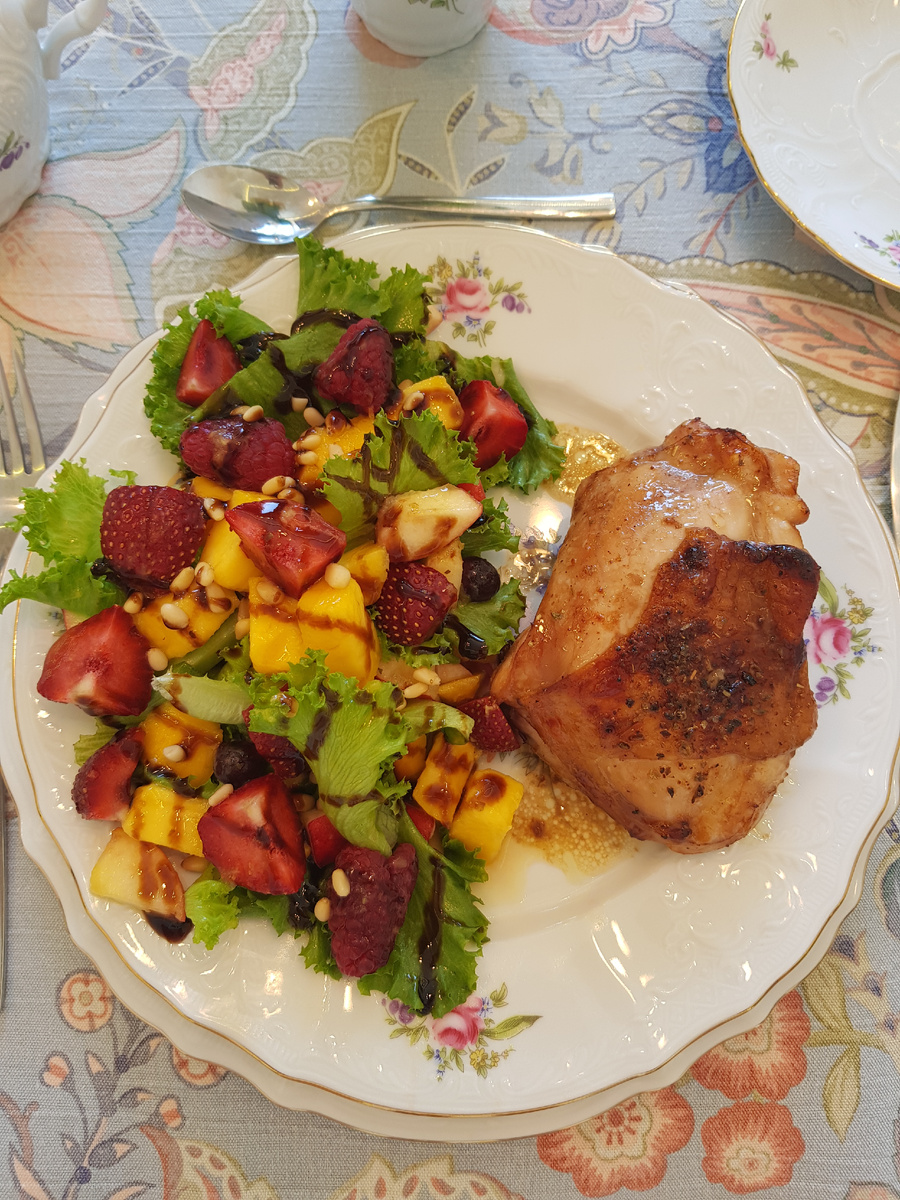 Неповторимый завтрак: курица в соусе терияки и фруктовый салат