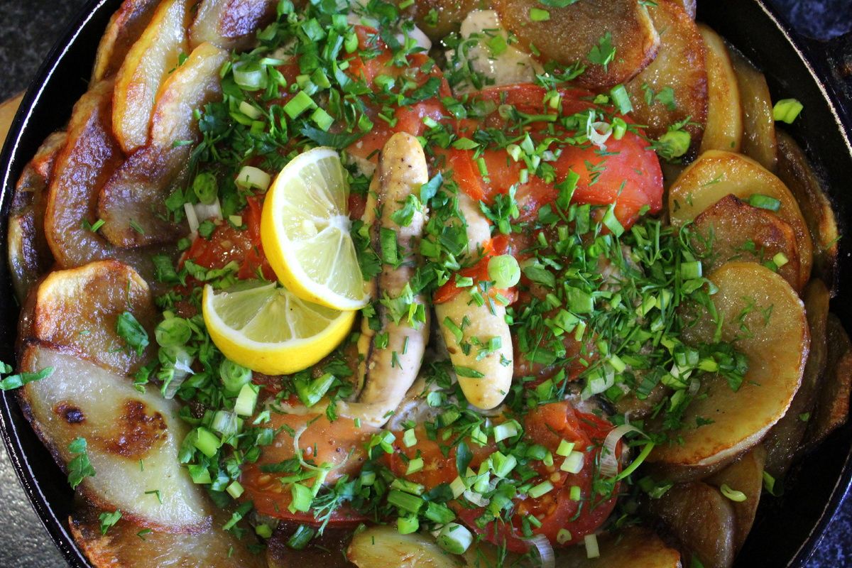 Секреты простого и вкусного ужина: кефаль с картофелем в духовке