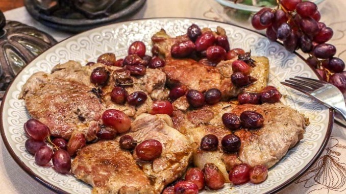 Сочные свиные отбивные с виноградом: неожиданный гарнир и соус в одном блюде