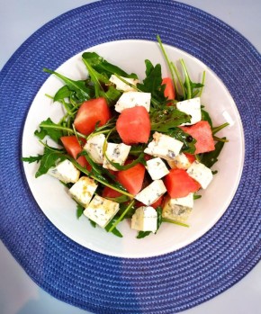 Салат с арбузом и сыром: легкий и вкусный завтрак