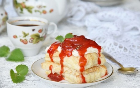 Слоёные пирожные с клубничным кремом: идеальный десерт на каждый день