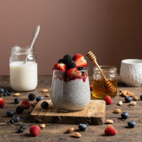 Вкусный чиа-пудинг с ягодами за ночь: готовьте завтра ещё сегодня