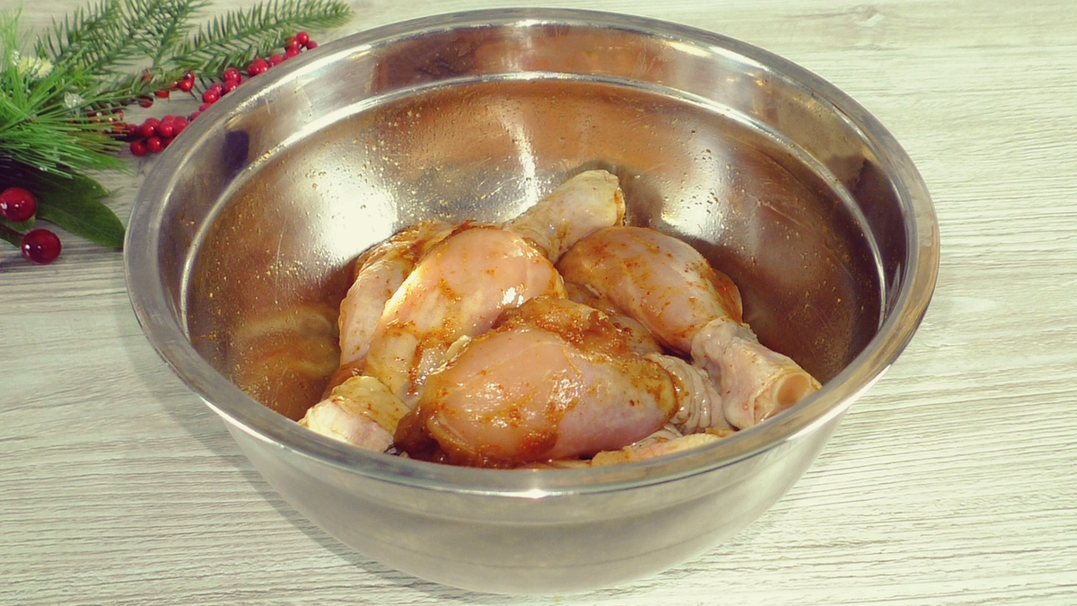 Нежные куриные голени под слоеным тестом: простой рецепт для любой хозяйки