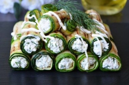 Вкусные рулетики из кабачков с творожной начинкой для фуршета