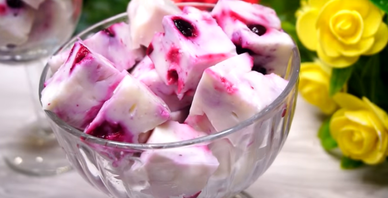 Нежный молочный десерт с ягодами, который подкупает своим вкусом