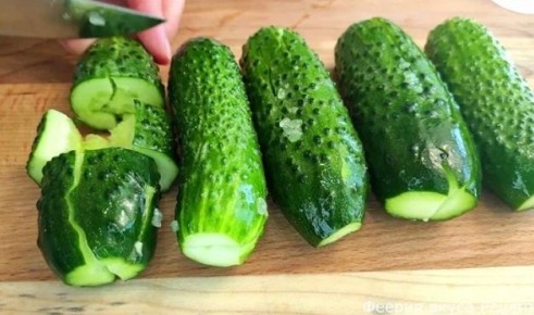 Пробуйте оригинальный азиатский салат из битых огурцов