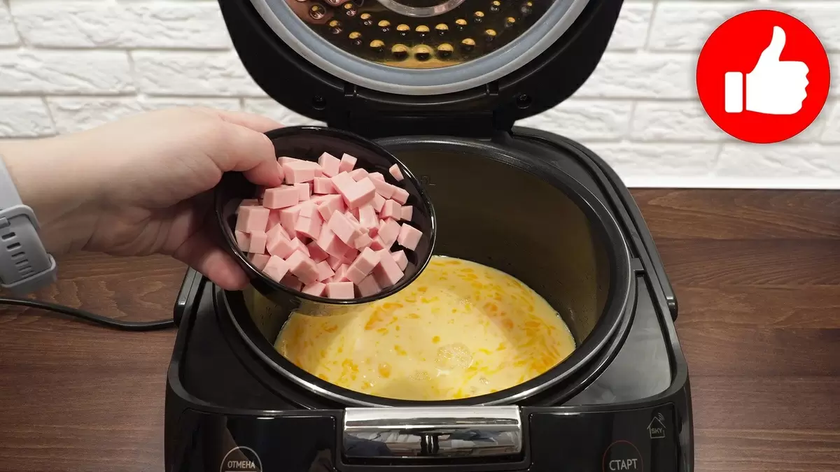 Необычный завтрак: омлет с колбасой по новому рецепту в мультиварке