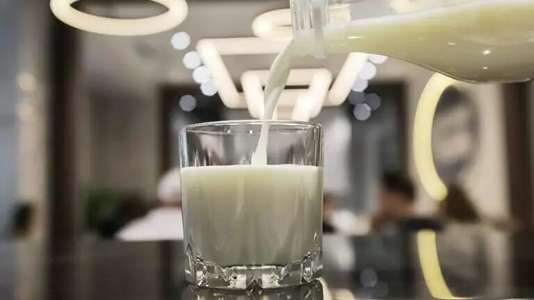 Мифы о молоке и соде: гастроэнтеролог делится мнением о лечении изжоги