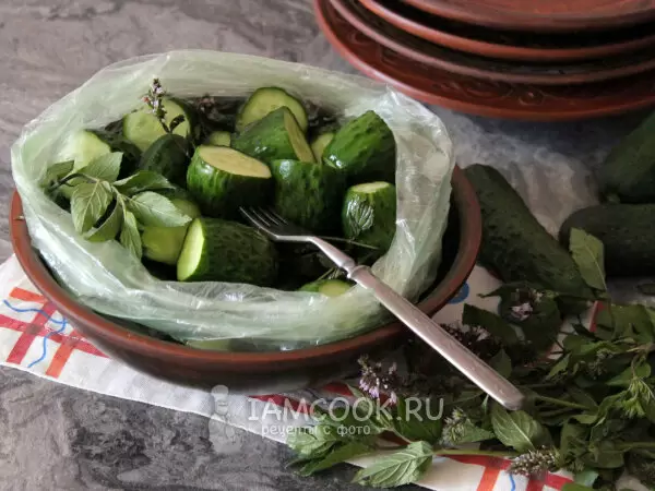 Хрустящие малосольные огурцы: освежающий рецепт с ароматом мяты