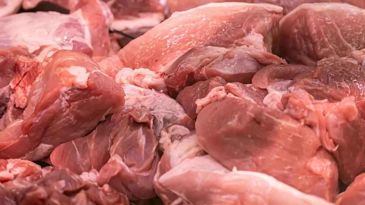 В Шушарах раскрылся скандал с мясом: свинина с продленным сроком годности