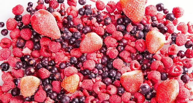 Зимняя кулинария: секреты использования замороженных ягод в блюдах