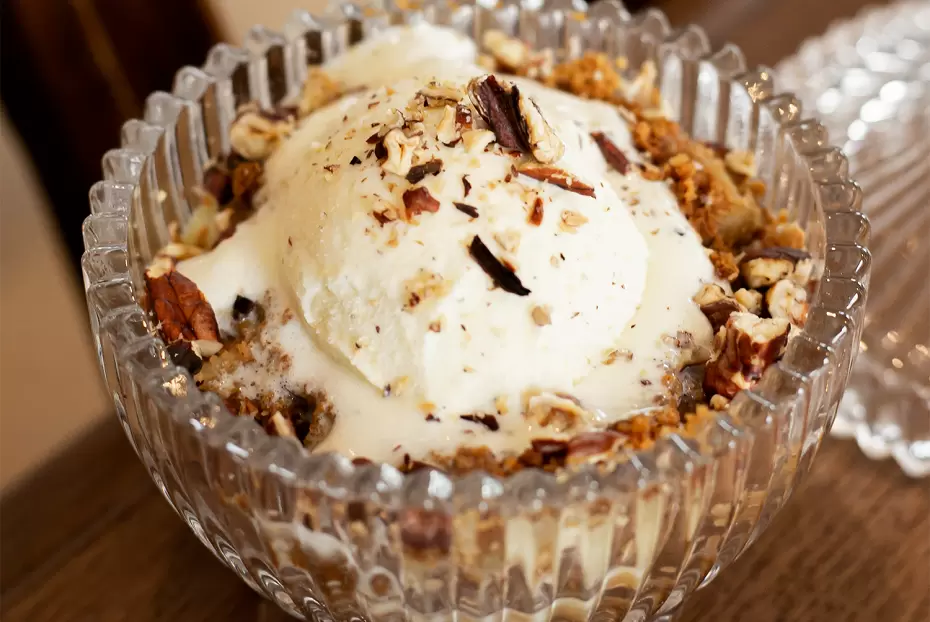 Волшебство осени: запеченные яблоки с имбирным печеньем для уютного вечера