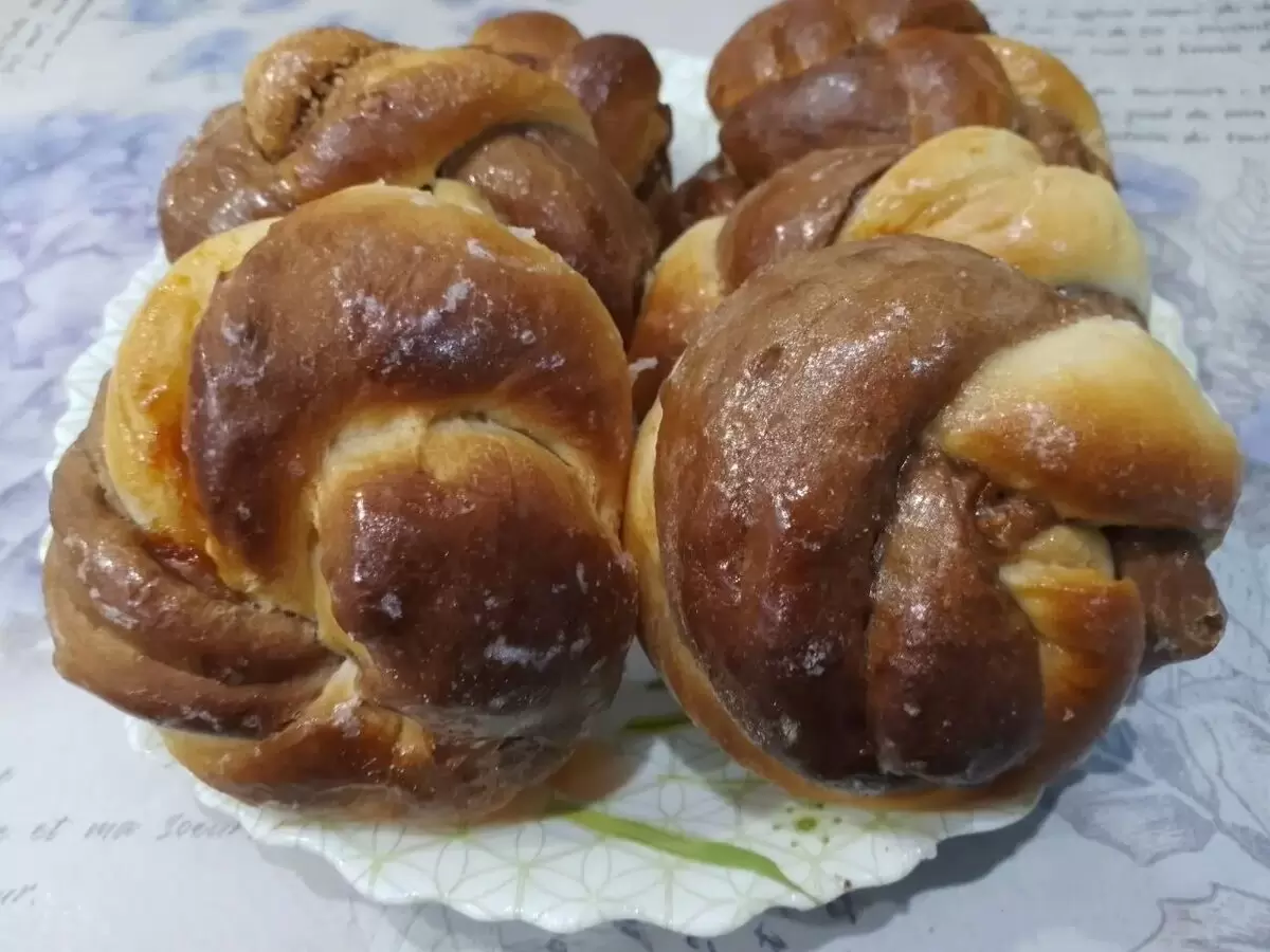 Ароматные булочки с вареньем и корицей: как их приготовить