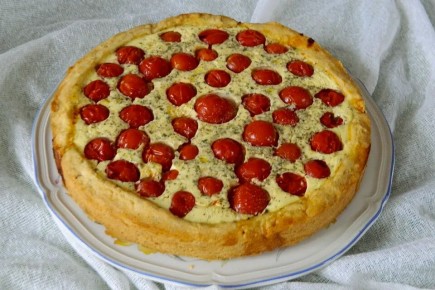 Удивите гурманов: вкуснейший закусочный пирог со сливочной начинкой и томатами