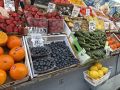 На Комаровском рынке радуют большим урожаем голубики